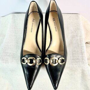 AK Anne Klein Black Pointed-Toe kitten heels with Elegant Gold Chain Size 9.5